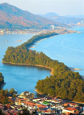  Amanohashidate: Die sanfte Schönheit des Flusses im Angesicht der Ewigkeit!